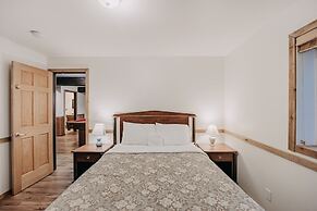 03mbh -12-bdrm - 3.5-bath - Wifi - Pets Ok - Sleeps 26 12 Bedroom Home