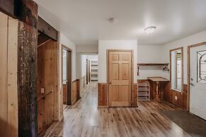 03mbh -12-bdrm - 3.5-bath - Wifi - Pets Ok - Sleeps 26 12 Bedroom Home