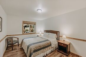 03mbh -12-bdrm - 3.5-bath - Wifi - Pets Ok - Sleeps 26 12 Bedroom Home