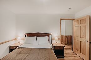 03mbh -12-bdrm - 3.5-bath - Wifi - Pets Ok - Sleeps 26 12 Bedroom Home