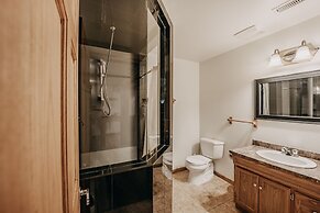 03mbh -12-bdrm - 3.5-bath - Wifi - Pets Ok - Sleeps 26 12 Bedroom Home