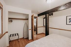 03mbh -12-bdrm - 3.5-bath - Wifi - Pets Ok - Sleeps 26 12 Bedroom Home