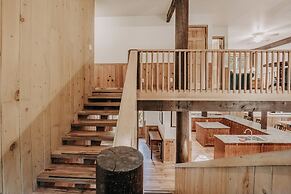 03mbh -12-bdrm - 3.5-bath - Wifi - Pets Ok - Sleeps 26 12 Bedroom Home