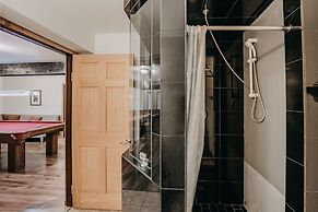 03mbh -12-bdrm - 3.5-bath - Wifi - Pets Ok - Sleeps 26 12 Bedroom Home