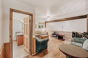 03mbh -12-bdrm - 3.5-bath - Wifi - Pets Ok - Sleeps 26 12 Bedroom Home