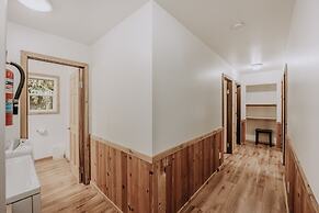 03mbh -12-bdrm - 3.5-bath - Wifi - Pets Ok - Sleeps 26 12 Bedroom Home