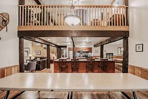 03mbh -12-bdrm - 3.5-bath - Wifi - Pets Ok - Sleeps 26 12 Bedroom Home