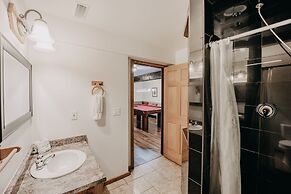 03mbh -12-bdrm - 3.5-bath - Wifi - Pets Ok - Sleeps 26 12 Bedroom Home