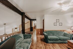 03mbh -12-bdrm - 3.5-bath - Wifi - Pets Ok - Sleeps 26 12 Bedroom Home