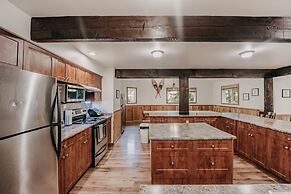 03mbh -12-bdrm - 3.5-bath - Wifi - Pets Ok - Sleeps 26 12 Bedroom Home