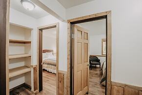 03mbh -12-bdrm - 3.5-bath - Wifi - Pets Ok - Sleeps 26 12 Bedroom Home