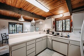 98sl - Hot Tub - Bbq - Pets Ok - Wifi - Sleeps 6 2 Bedroom Home by Red