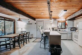 98sl - Hot Tub - Bbq - Pets Ok - Wifi - Sleeps 6 2 Bedroom Home by Red