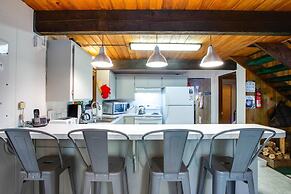 98sl - Hot Tub - Bbq - Pets Ok - Wifi - Sleeps 6 2 Bedroom Home by Red