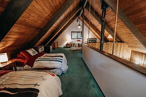 98sl - Hot Tub - Bbq - Pets Ok - Wifi - Sleeps 6 2 Bedroom Home by Red