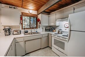 98sl - Hot Tub - Bbq - Pets Ok - Wifi - Sleeps 6 2 Bedroom Home by Red