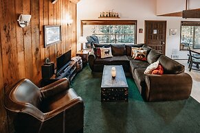 98sl - Hot Tub - Bbq - Pets Ok - Wifi - Sleeps 6 2 Bedroom Home by Red