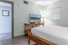 Gulf Tower 8b 2 Bedroom Condo by RedAwning