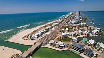 The Pelican 4 Bedroom Home by RedAwning