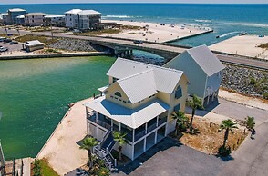 The Pelican 4 Bedroom Home by RedAwning