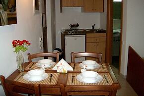 Sunshine Studios & Apartments