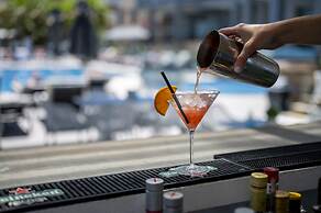 Dionysos Hotel & Suites