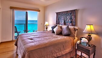 Hale Honu-oceanfront 4 Bedroom Home by RedAwning