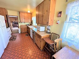 Near Lake Plus View 2 Bedroom Home by RedAwning