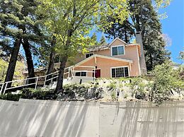 Near Lake Plus View 2 Bedroom Home by RedAwning