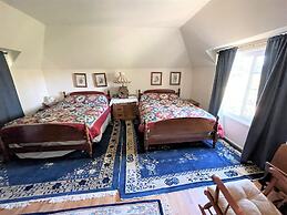 Near Lake Plus View 2 Bedroom Home by RedAwning