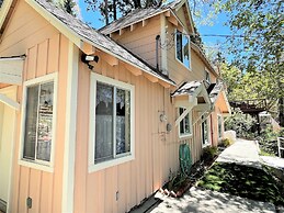 Near Lake Plus View 2 Bedroom Home by RedAwning