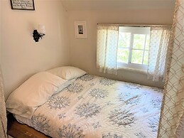 Near Lake Plus View 2 Bedroom Home by RedAwning