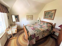 Near Lake Plus View 2 Bedroom Home by RedAwning