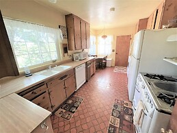 Near Lake Plus View 2 Bedroom Home by RedAwning