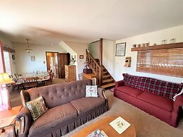 Near Lake Plus View 2 Bedroom Home by RedAwning