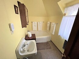 Near Lake Plus View 2 Bedroom Home by RedAwning