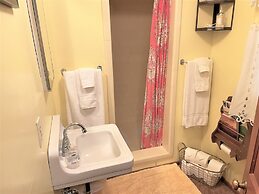 Near Lake Plus View 2 Bedroom Home by RedAwning