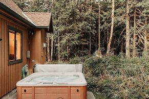 67mf- Hot Tub - Pets Ok - Bbq - Sleeps 5 3 Bedroom Home by RedAwning