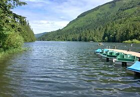 67mf- Hot Tub - Pets Ok - Bbq - Sleeps 5 3 Bedroom Home by RedAwning