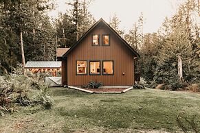 67mf- Hot Tub - Pets Ok - Bbq - Sleeps 5 3 Bedroom Home by RedAwning