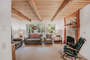 67mf- Hot Tub - Pets Ok - Bbq - Sleeps 5 3 Bedroom Home by RedAwning