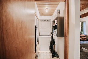 67mf- Hot Tub - Pets Ok - Bbq - Sleeps 5 3 Bedroom Home by RedAwning