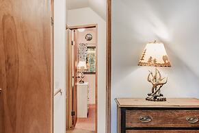 67mf- Hot Tub - Pets Ok - Bbq - Sleeps 5 3 Bedroom Home by RedAwning