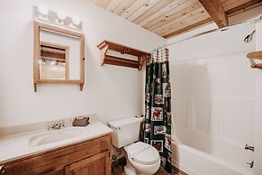 67mf- Hot Tub - Pets Ok - Bbq - Sleeps 5 3 Bedroom Home by RedAwning