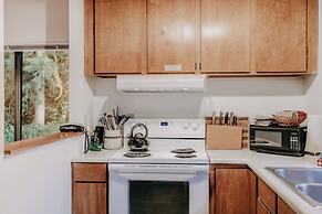 67mf- Hot Tub - Pets Ok - Bbq - Sleeps 5 3 Bedroom Home by RedAwning