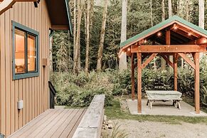 67mf- Hot Tub - Pets Ok - Bbq - Sleeps 5 3 Bedroom Home by RedAwning