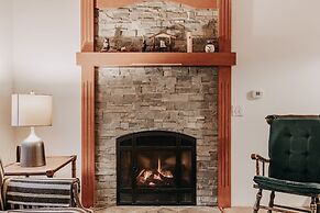 67mf- Hot Tub - Pets Ok - Bbq - Sleeps 5 3 Bedroom Home by RedAwning