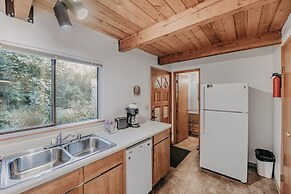 67mf- Hot Tub - Pets Ok - Bbq - Sleeps 5 3 Bedroom Home by RedAwning