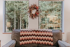 67mf- Hot Tub - Pets Ok - Bbq - Sleeps 5 3 Bedroom Home by RedAwning