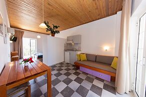 Manias Hotel Apartments